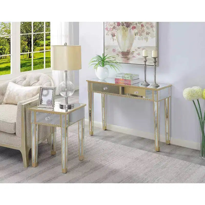 Tavolino finale HomeStock Belmont con specchio, cassetto e pomello in finto cristallo, elegante tavolino d'accento con base in legno di abete e vano contenitore a scomparsa