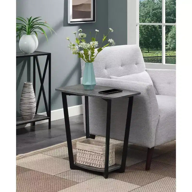 Tavolino finale industriale HomeStock Belmont con ripiano inferiore, telaio in metallo verniciato a polvere e spazio espositivo aperto per soggiorni moderni