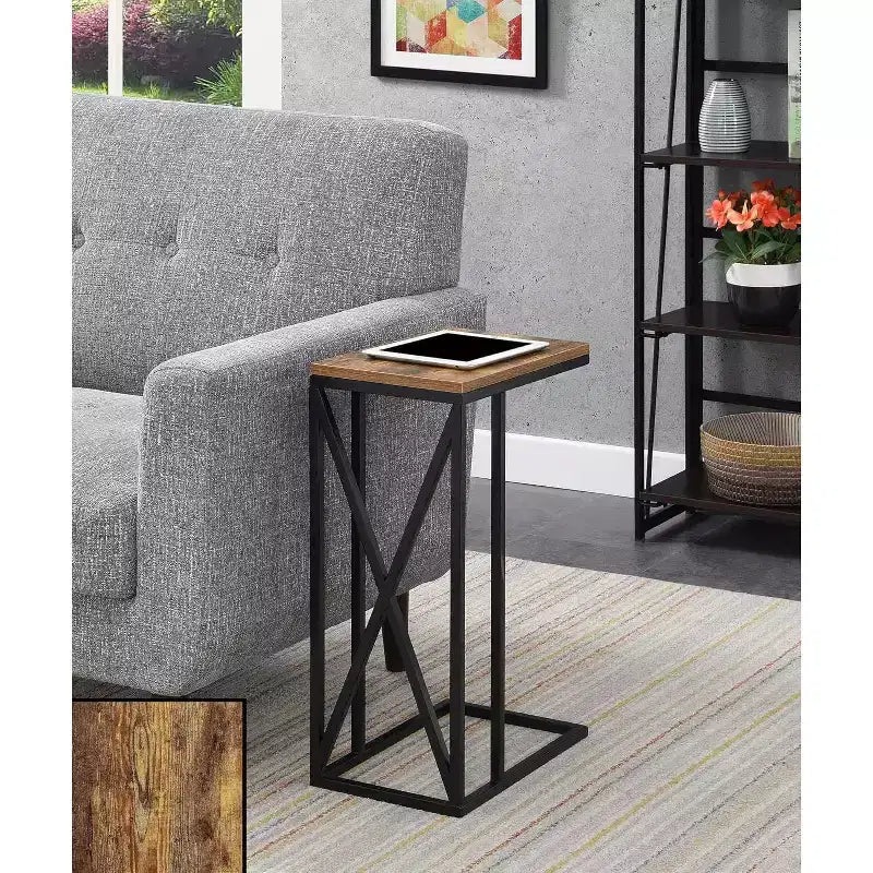 Tavolino Belmont C di HomeStock con design moderno a C, piano in truciolato e base in metallo per snack, bevande o laptop