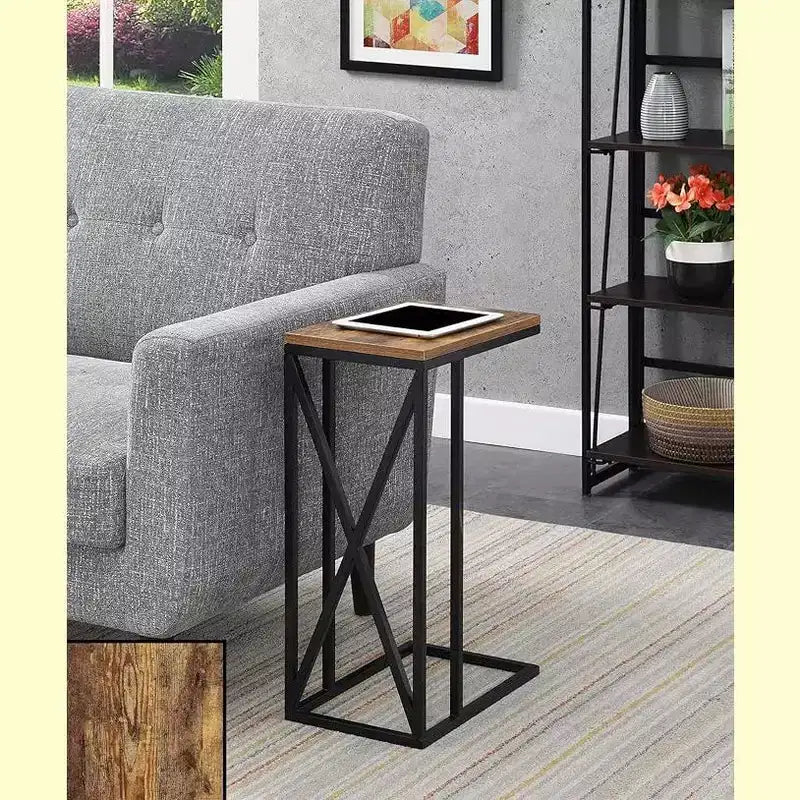 Tavolino Belmont C di HomeStock con design moderno a C, piano in truciolato e base in metallo per snack, bevande o laptop