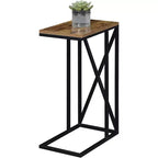 Tavolino Belmont C di HomeStock con design moderno a C, piano in truciolato e base in metallo per snack, bevande o laptop