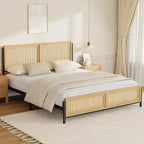 Struttura letto king size con testiera e pediera in rattan, letto a piattaforma in legno in stile boho, non richiede rete a molle, silenzioso