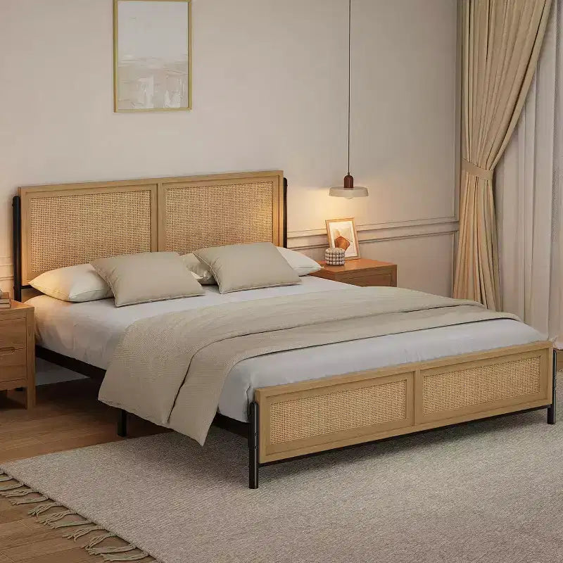 Struttura letto king size con testiera e pediera in rattan, letto a piattaforma in legno in stile boho, non richiede rete a molle, silenzioso