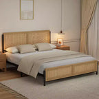 Struttura letto king size con testiera e pediera in rattan, letto a piattaforma in legno in stile boho, non richiede rete a molle, silenzioso