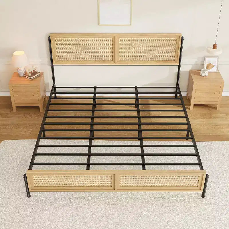 Struttura letto king size con testiera e pediera in rattan, letto a piattaforma in legno in stile boho, non richiede rete a molle, silenzioso