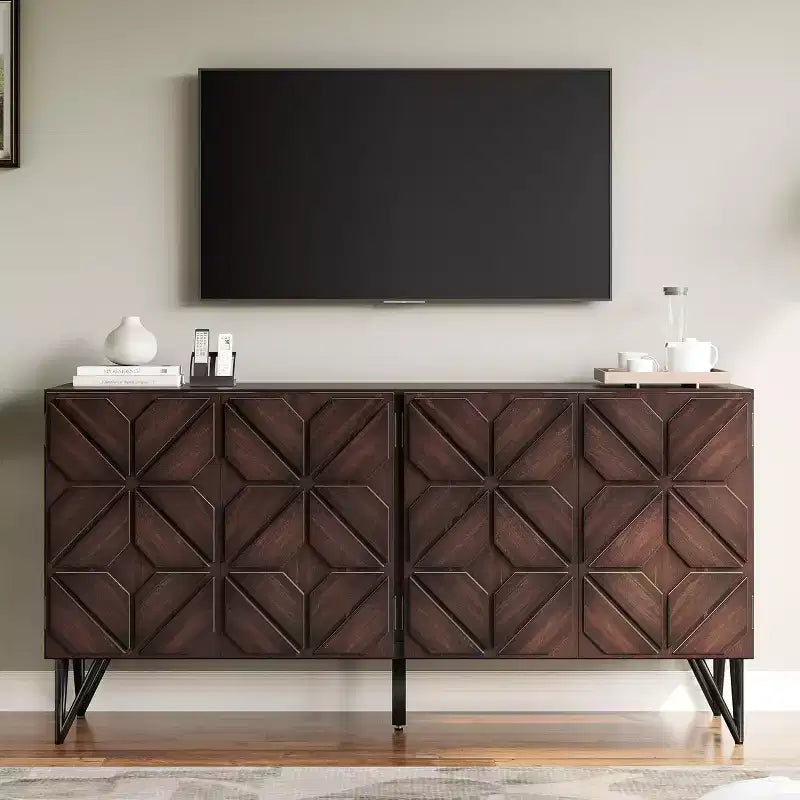 AMERLIFE 63 Credenza buffet in legno di acacia con ante geometriche intagliate a mano, mobile consolle con ripiani regolabili, noce scuro