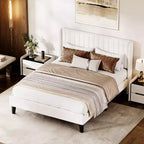 Letto matrimoniale in velluto con testiera ad alette e canale verticale imbottito, base a piattaforma rivestita, doghe in legno, non è necessaria la rete a molle, facile da montare, beige