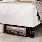 Letto matrimoniale in velluto con testiera ad alette e canale verticale imbottito, base a piattaforma rivestita, doghe in legno, non è necessaria la rete a molle, facile da montare, beige
