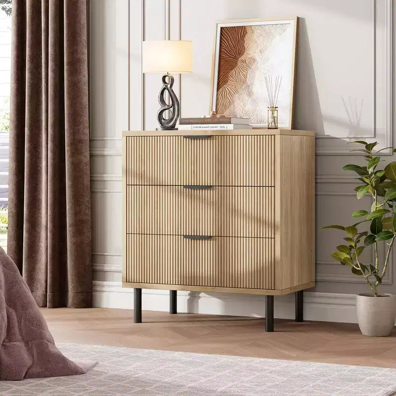 Comò a 3 cassetti scanalati, cassettiera larga 71 cm con dispositivo antiribaltamento, comodino alto in legno con contenitore e gambe in metallo per camera da letto, corridoio