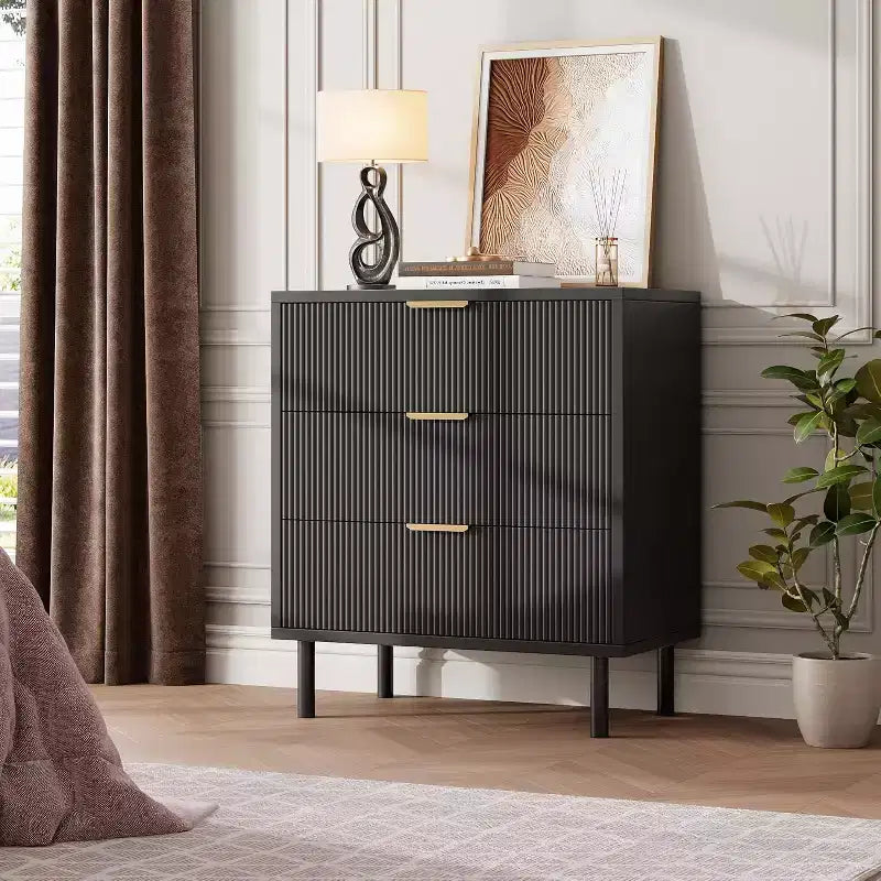 Comò a 3 cassetti scanalati, cassettiera larga 71 cm con dispositivo antiribaltamento, comodino alto in legno con contenitore e gambe in metallo per camera da letto, corridoio