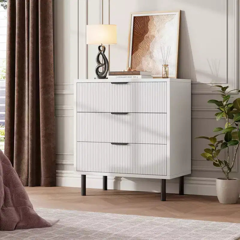 Comò a 3 cassetti scanalati, cassettiera larga 71 cm con dispositivo antiribaltamento, comodino alto in legno con contenitore e gambe in metallo per camera da letto, corridoio