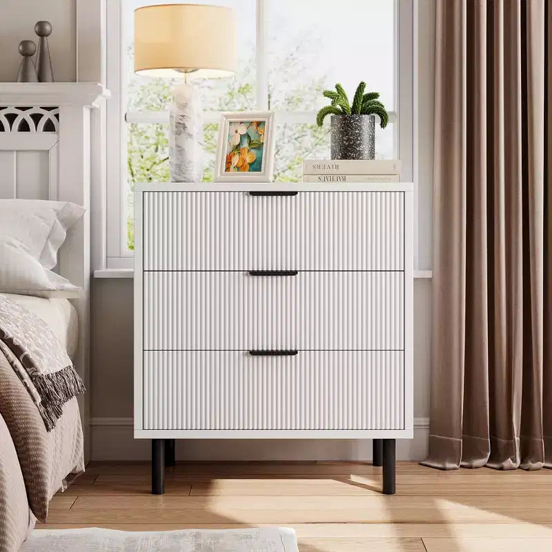 Comò a 3 cassetti scanalati, cassettiera larga 71 cm con dispositivo antiribaltamento, comodino alto in legno con contenitore e gambe in metallo per camera da letto, corridoio