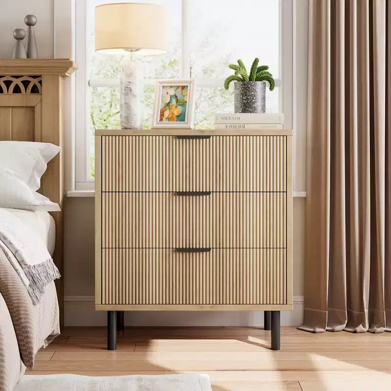 Comò a 3 cassetti scanalati, cassettiera larga 71 cm con dispositivo antiribaltamento, comodino alto in legno con contenitore e gambe in metallo per camera da letto, corridoio
