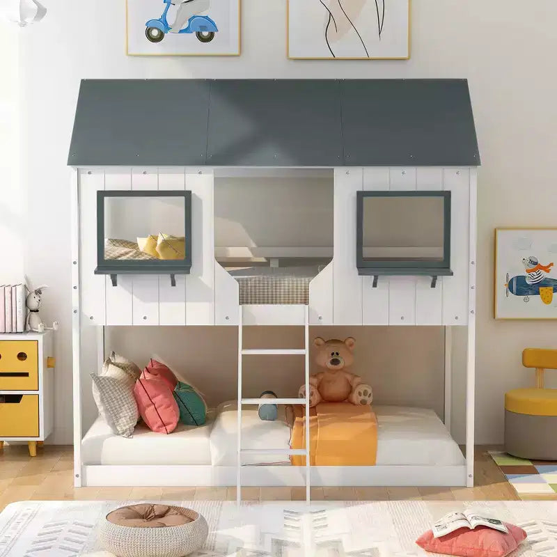Letto a castello a forma di casetta da una piazza e mezza con tetto e finestra, struttura in legno con ringhiera e scaletta per bambini e ragazzi