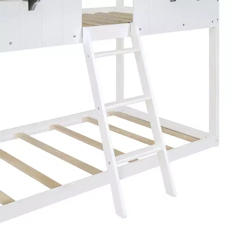 Letto a castello a forma di casetta da una piazza e mezza con tetto e finestra, struttura in legno con ringhiera e scaletta per bambini e ragazzi