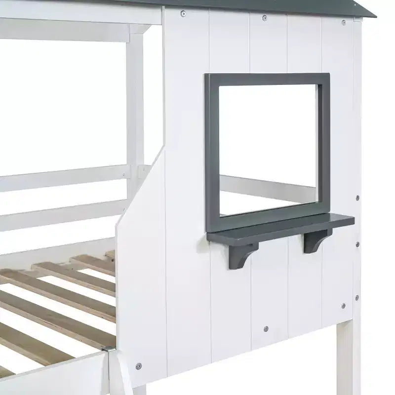 Letto a castello a forma di casetta da una piazza e mezza con tetto e finestra, struttura in legno con ringhiera e scaletta per bambini e ragazzi