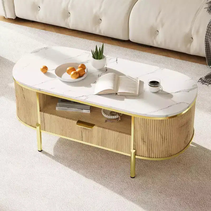 Tavolino da caffè moderno scanalato, Tavolino da caffè ovale da 48'' con cassetto, Piano in finto marmo, Tavolino da centro in legno con decorazione in metallo dorato per soggiorno