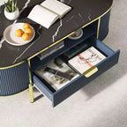 Tavolino da caffè moderno scanalato, Tavolino da caffè ovale da 48'' con cassetto, Piano in finto marmo, Tavolino da centro in legno con decorazione in metallo dorato per soggiorno