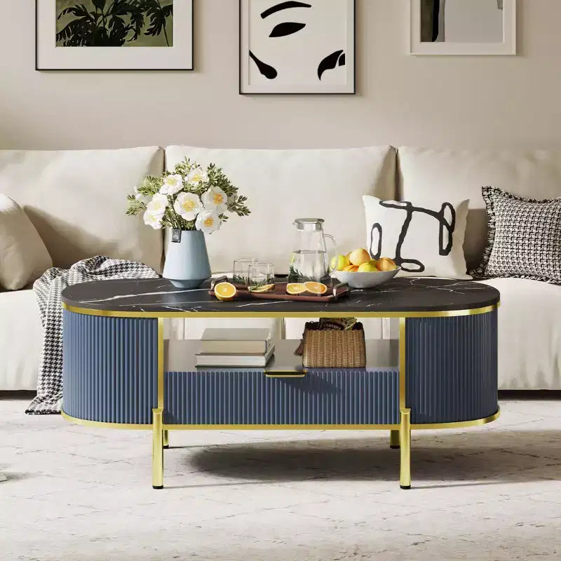 Tavolino da caffè moderno scanalato, Tavolino da caffè ovale da 48'' con cassetto, Piano in finto marmo, Tavolino da centro in legno con decorazione in metallo dorato per soggiorno