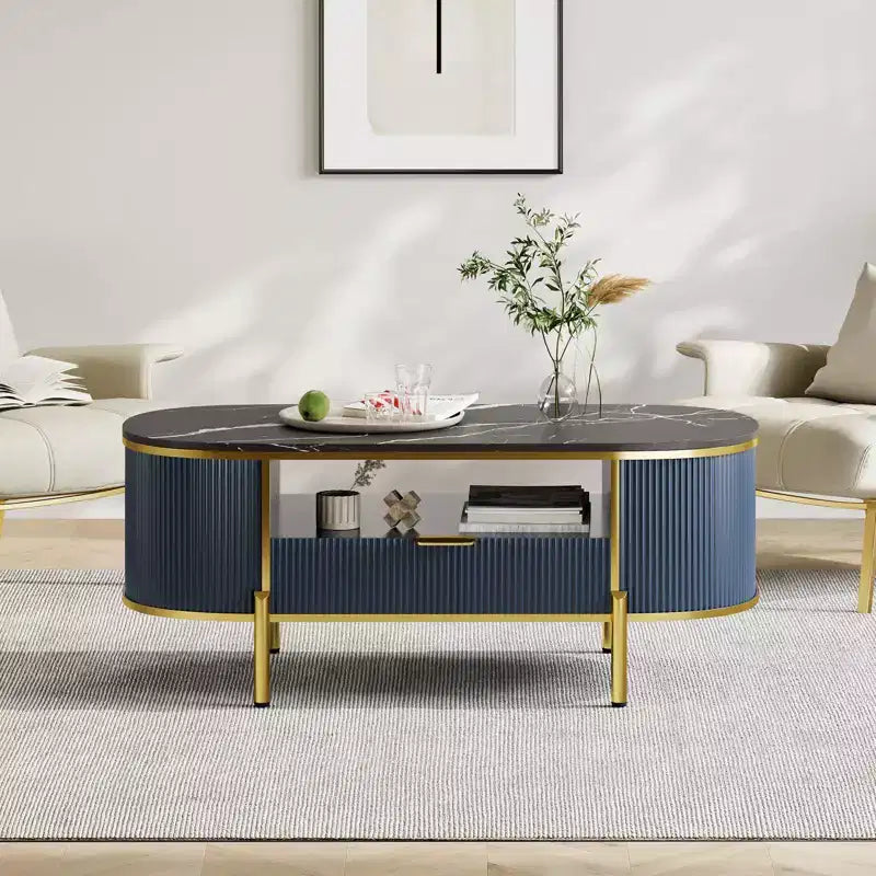 Tavolino da caffè moderno scanalato, Tavolino da caffè ovale da 48'' con cassetto, Piano in finto marmo, Tavolino da centro in legno con decorazione in metallo dorato per soggiorno