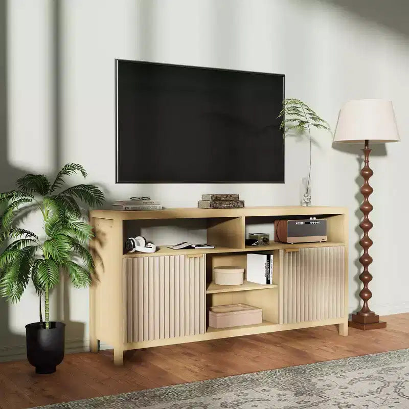 59Mobile TV scanalato per TV fino a 65 pollici, mobile per l'intrattenimento moderno di metà secolo con pannelli a forma d'onda e ripiani aperti, tavolo console multimediale in legno per camera da letto