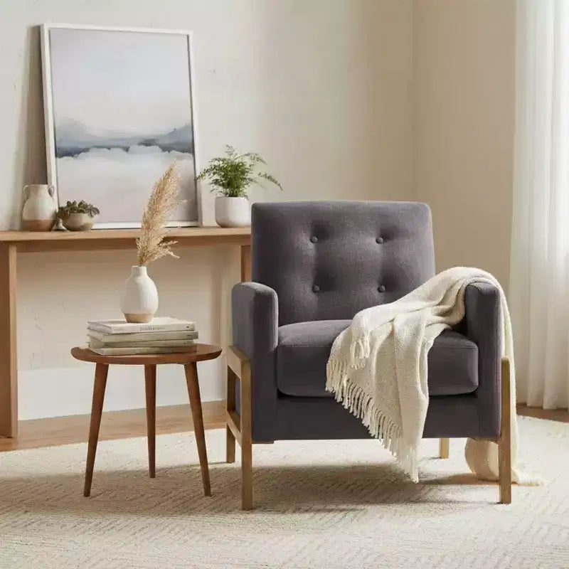Poltrona moderna Okak con schienale trapuntato elegante e struttura in legno massello, sedia da lettura e relax per soggiorni, aree relax