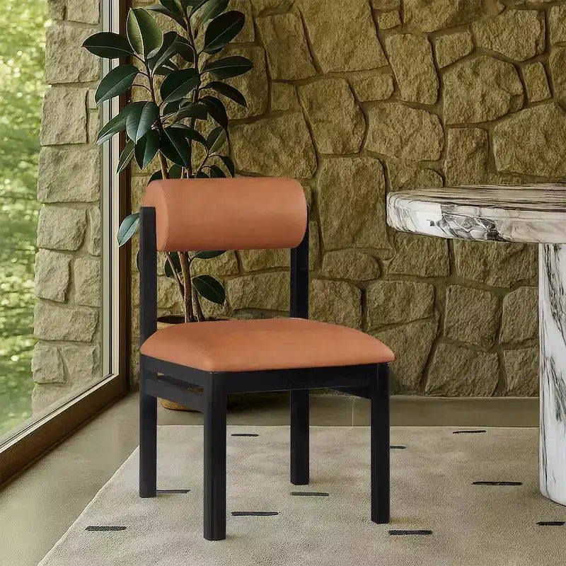 Meridian Furniture, Sedia da pranzo imbottita in pelle vegana Roundhill, Set da 2