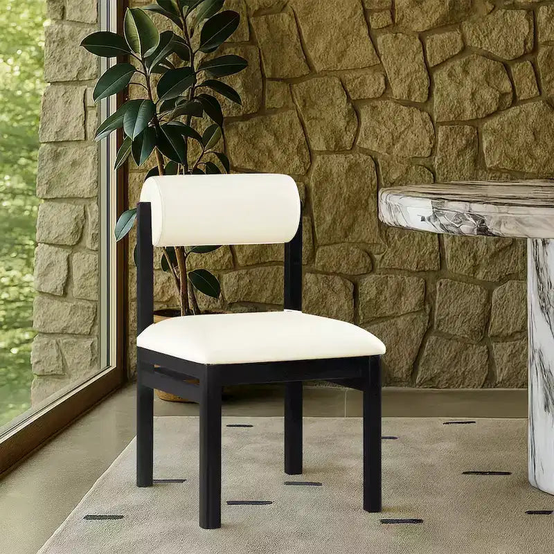 Meridian Furniture, Sedia da pranzo imbottita in pelle vegana Roundhill, Set da 2
