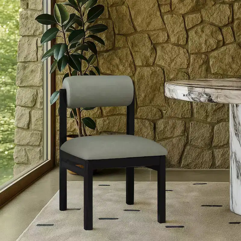 Meridian Furniture, Sedia da pranzo imbottita in pelle vegana Roundhill, Set da 2