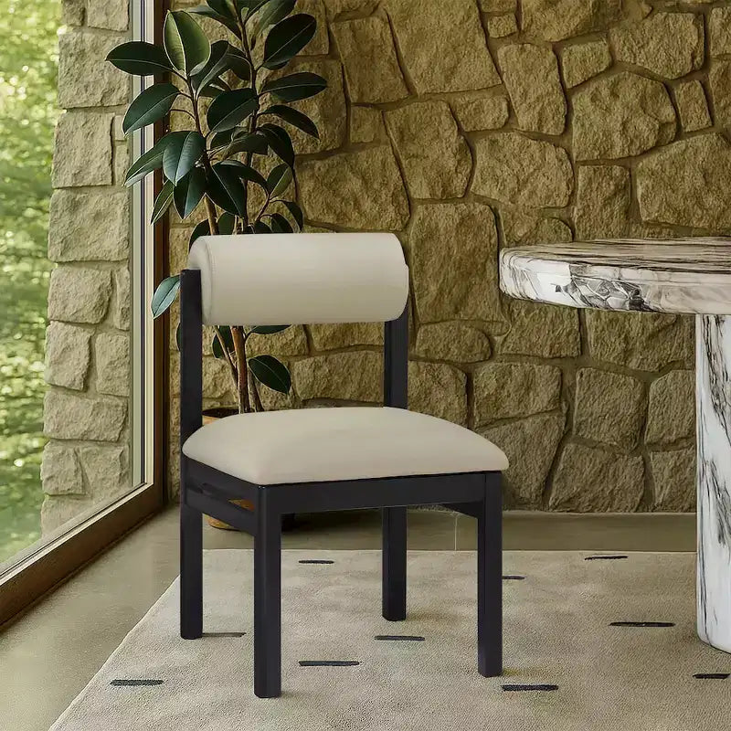 Meridian Furniture, Sedia da pranzo imbottita in pelle vegana Roundhill, Set da 2