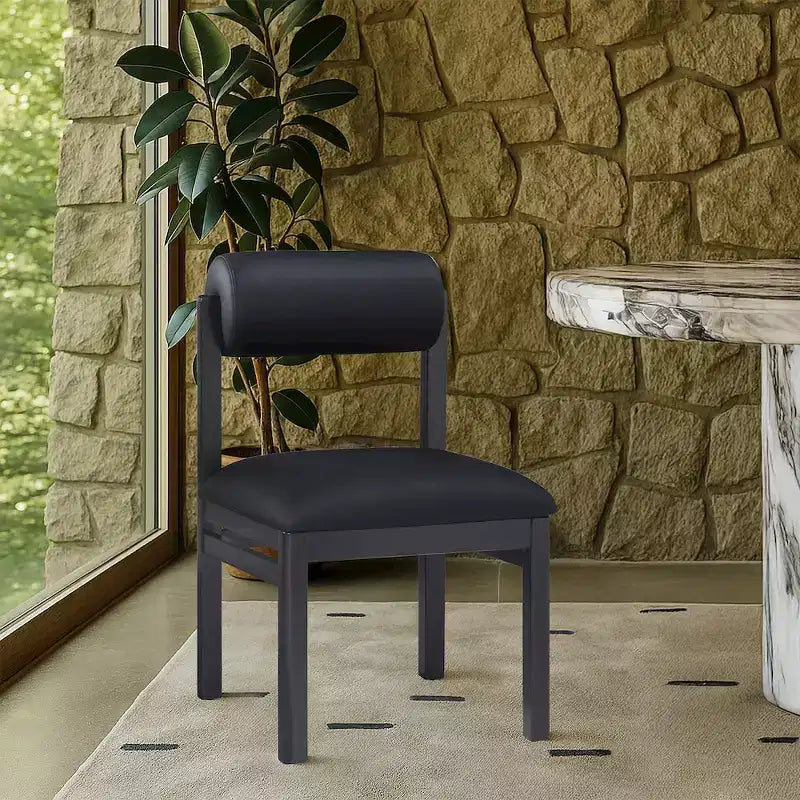 Meridian Furniture, Sedia da pranzo imbottita in pelle vegana Roundhill, Set da 2
