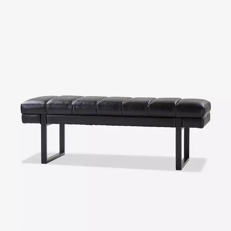 Panca imbottita dal design trapuntato a canali Fritz Modern con gambe in metallo|ART OF LIVING DESIGNS