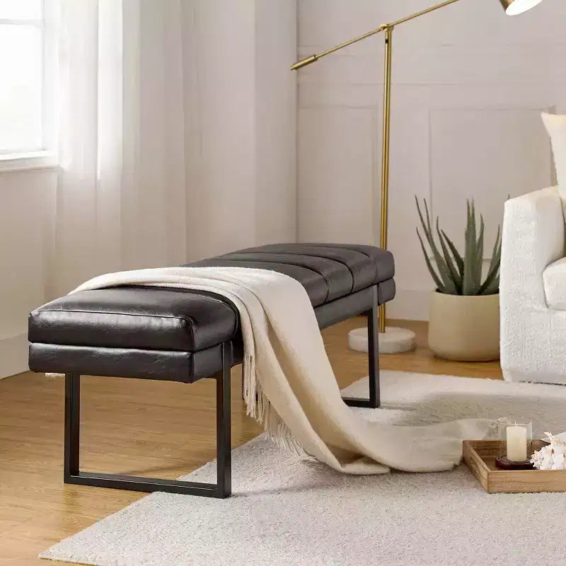 Panca imbottita dal design trapuntato a canali Fritz Modern con gambe in metallo|ART OF LIVING DESIGNS