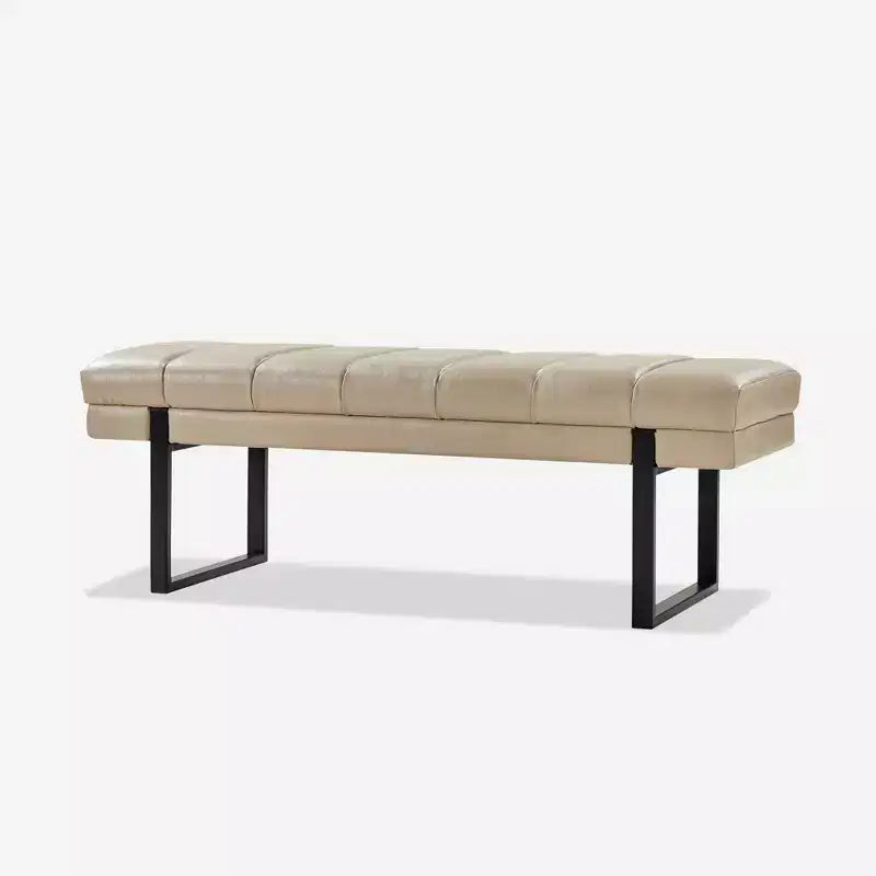 Panca imbottita dal design trapuntato a canali Fritz Modern con gambe in metallo|ART OF LIVING DESIGNS