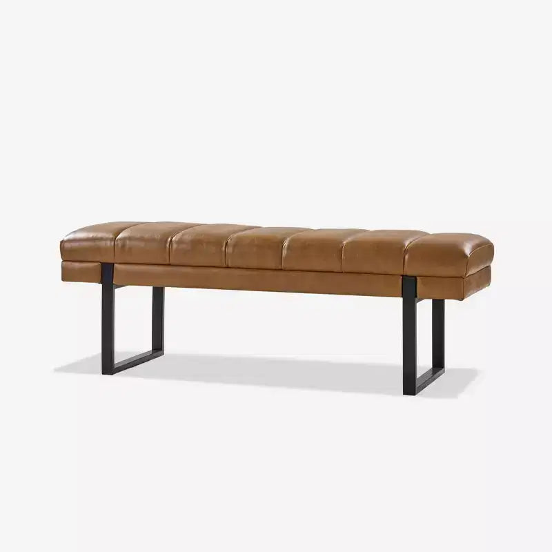 Panca imbottita dal design trapuntato a canali Fritz Modern con gambe in metallo|ART OF LIVING DESIGNS