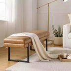 Panca imbottita dal design trapuntato a canali Fritz Modern con gambe in metallo|ART OF LIVING DESIGNS