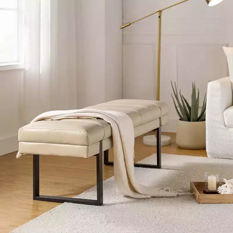 Panca imbottita dal design trapuntato a canali Fritz Modern con gambe in metallo|ART OF LIVING DESIGNS