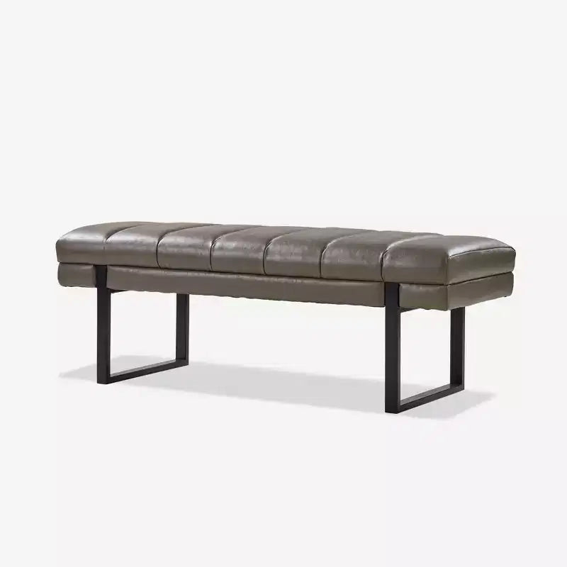Panca imbottita dal design trapuntato a canali Fritz Modern con gambe in metallo|ART OF LIVING DESIGNS
