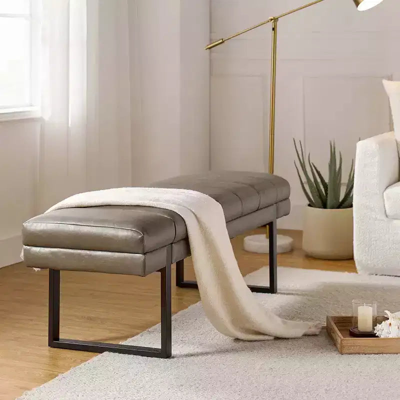 Panca imbottita dal design trapuntato a canali Fritz Modern con gambe in metallo|ART OF LIVING DESIGNS