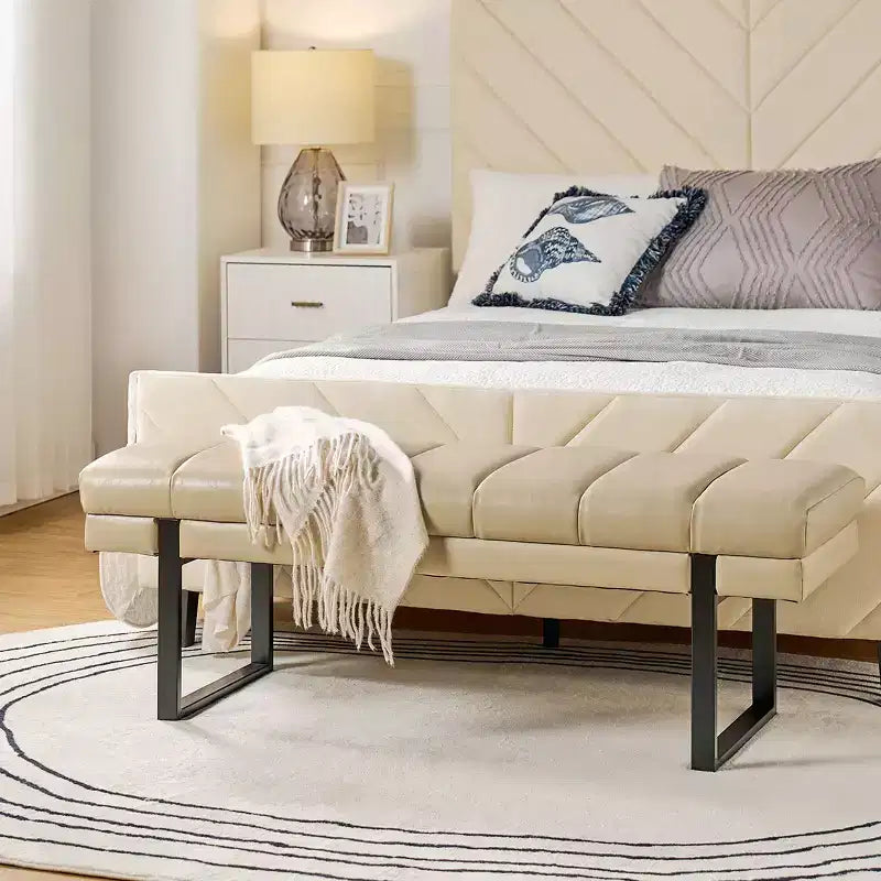 Panca imbottita dal design trapuntato a canali Fritz Modern con gambe in metallo|ART OF LIVING DESIGNS