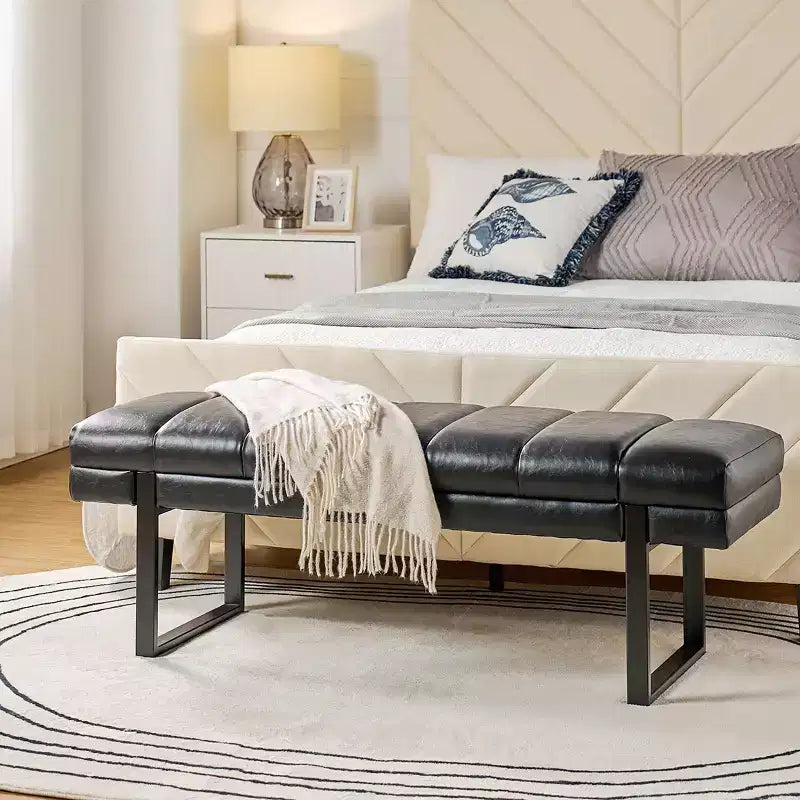 Panca imbottita dal design trapuntato a canali Fritz Modern con gambe in metallo|ART OF LIVING DESIGNS