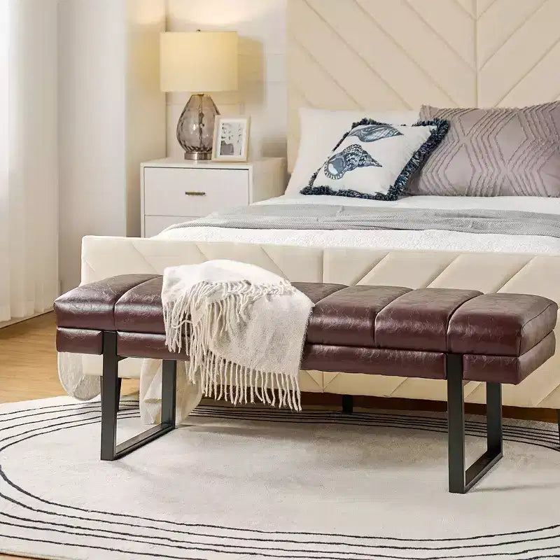 Panca imbottita dal design trapuntato a canali Fritz Modern con gambe in metallo|ART OF LIVING DESIGNS
