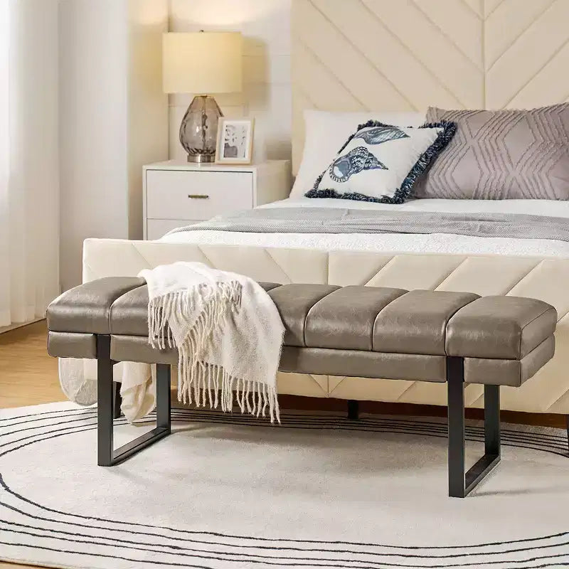 Panca imbottita dal design trapuntato a canali Fritz Modern con gambe in metallo|ART OF LIVING DESIGNS