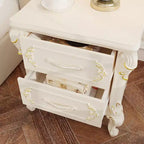 Comodino Famapy Shabby Chic Bianco con Doppi Cassetti e Dettagli Dorati, Intarsi Decorati, Tavolino, Elegante Contenitore per la Camera da Letto