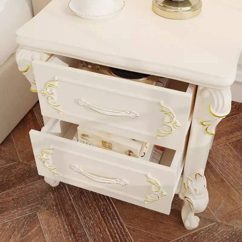 Comodino Famapy Shabby Chic Bianco con Doppi Cassetti e Dettagli Dorati, Intarsi Decorati, Tavolino, Elegante Contenitore per la Camera da Letto