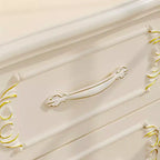 Comodino Famapy Shabby Chic Bianco con Doppi Cassetti e Dettagli Dorati, Intarsi Decorati, Tavolino, Elegante Contenitore per la Camera da Letto