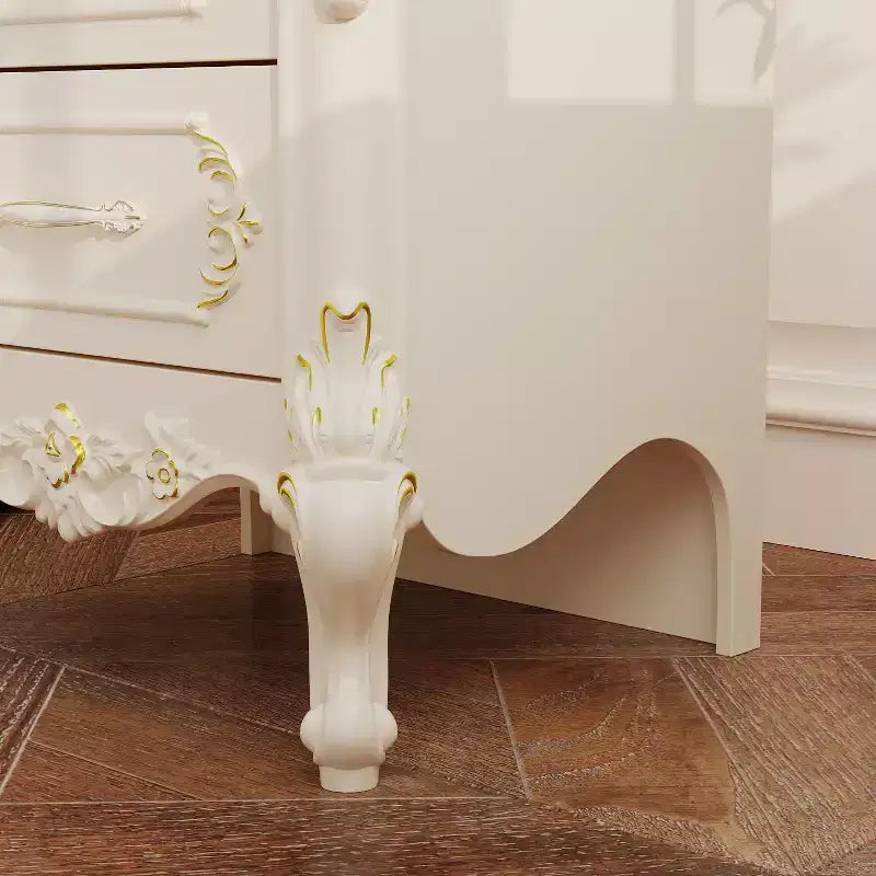 Comodino Famapy Shabby Chic Bianco con Doppi Cassetti e Dettagli Dorati, Intarsi Decorati, Tavolino, Elegante Contenitore per la Camera da Letto