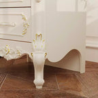 Comodino Famapy Shabby Chic Bianco con Doppi Cassetti e Dettagli Dorati, Intarsi Decorati, Tavolino, Elegante Contenitore per la Camera da Letto