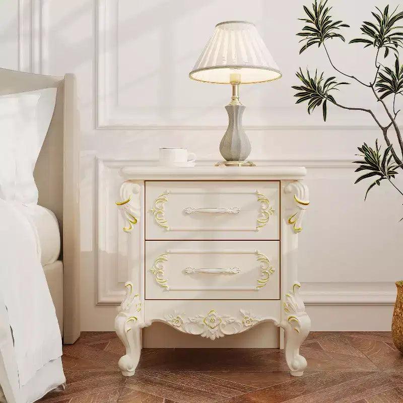 Comodino Famapy Shabby Chic Bianco con Doppi Cassetti e Dettagli Dorati, Intarsi Decorati, Tavolino, Elegante Contenitore per la Camera da Letto