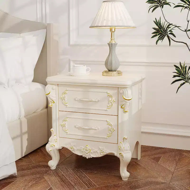 Comodino Famapy Shabby Chic Bianco con Doppi Cassetti e Dettagli Dorati, Intarsi Decorati, Tavolino, Elegante Contenitore per la Camera da Letto